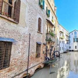Treviso: wycieczka piesza z przewodnikiem z wybornym winem, cicchetto i kawą powitalną