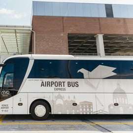 Autobus z lotniska Marco Polo do Wenecji na Piazzale Roma